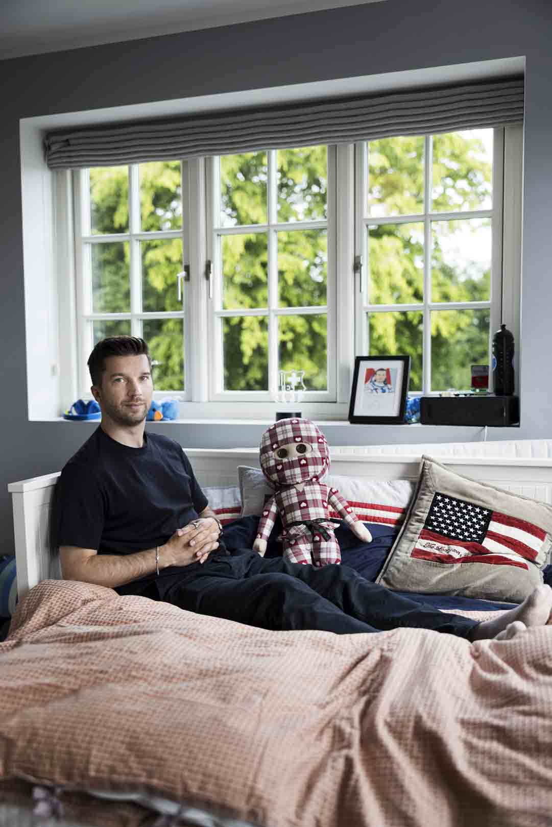 Andreas Laudrup sidder på en sofa
