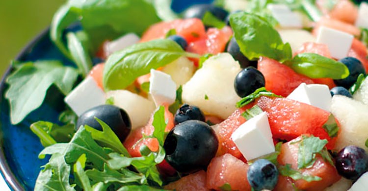 Melonsalat med blåbær, oliven og basilikum