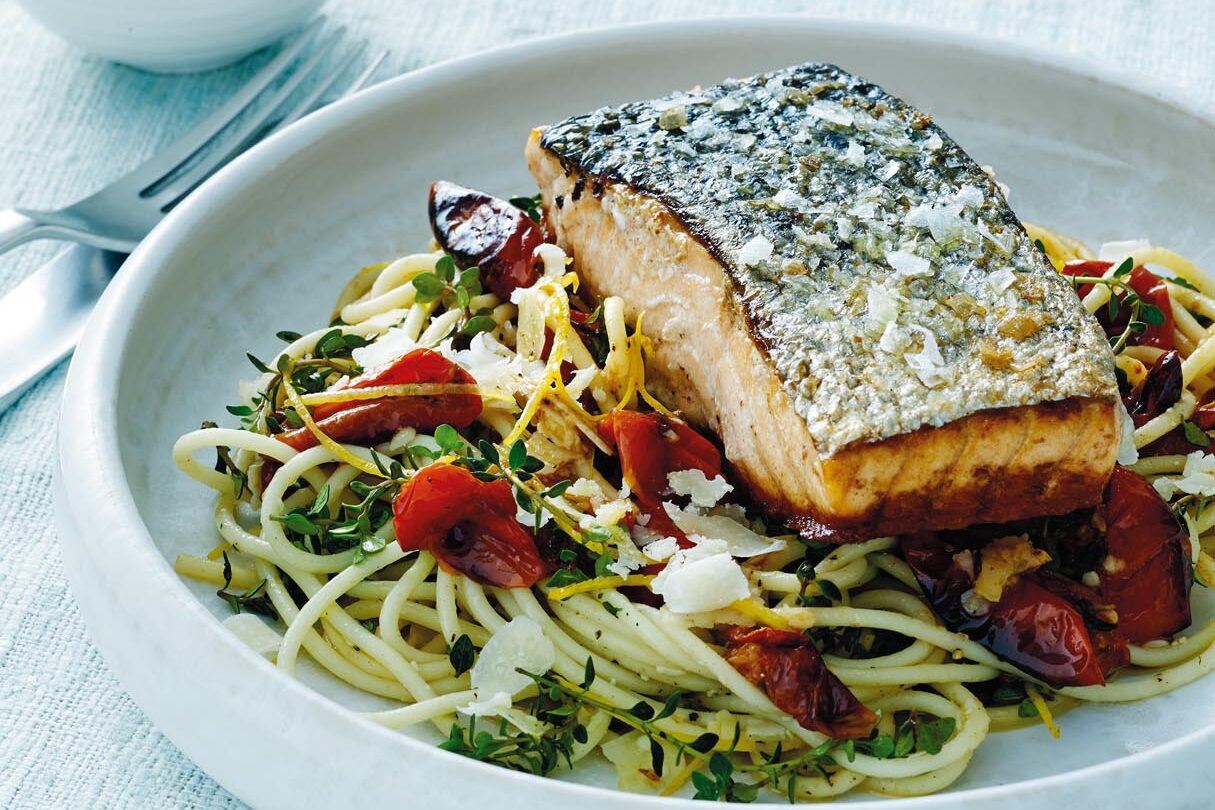 Stegt laks med pasta, bagte tomater og syltet citron