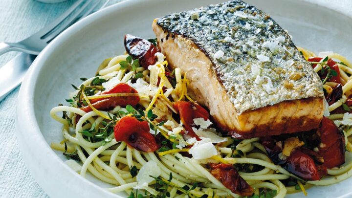 Stegt laks med pasta, bagte tomater og syltet citron