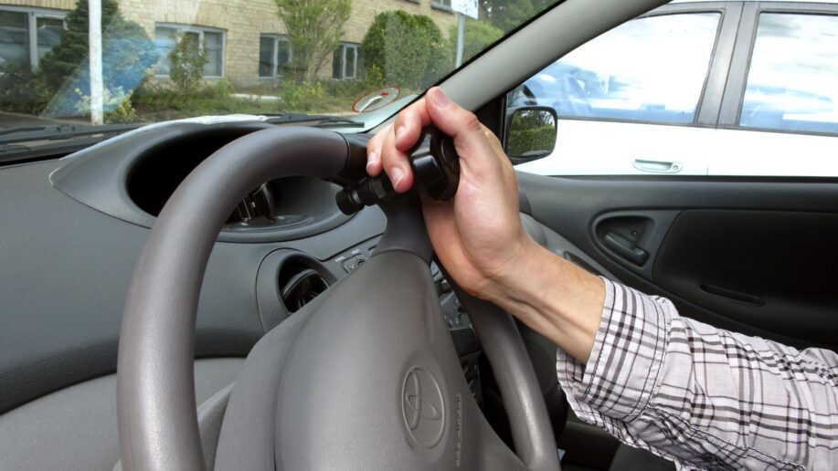 Person kører bil med greb på rettet