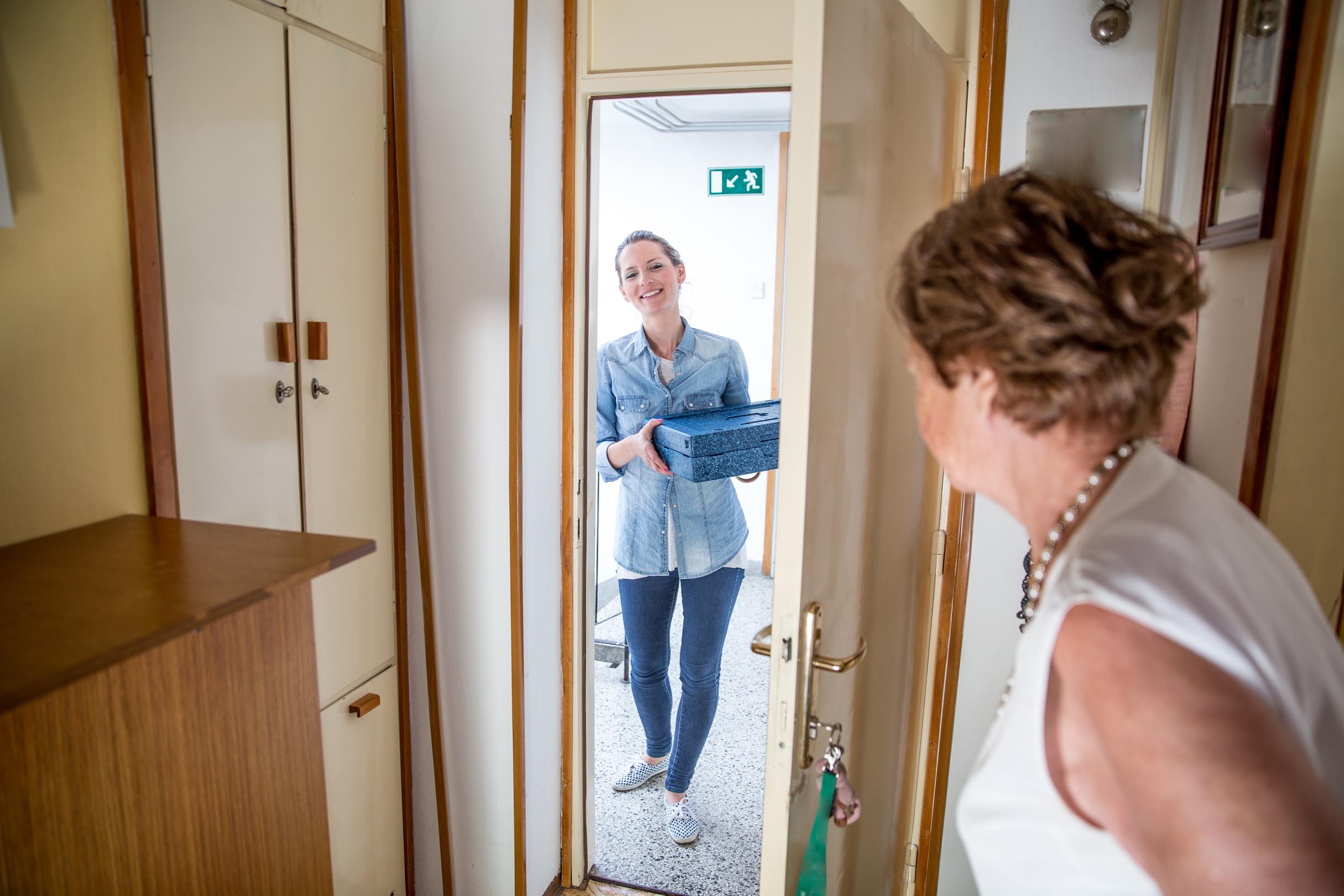Person står i døråbning