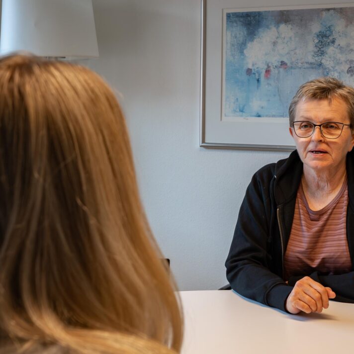 Samtale mellem patient og behandler, der sidder i uformelle omgivelser.