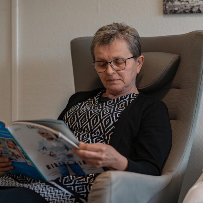 Person sidder i en stol og læser