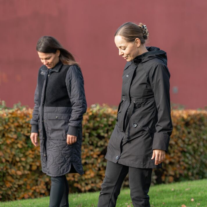 To personer går udenfor