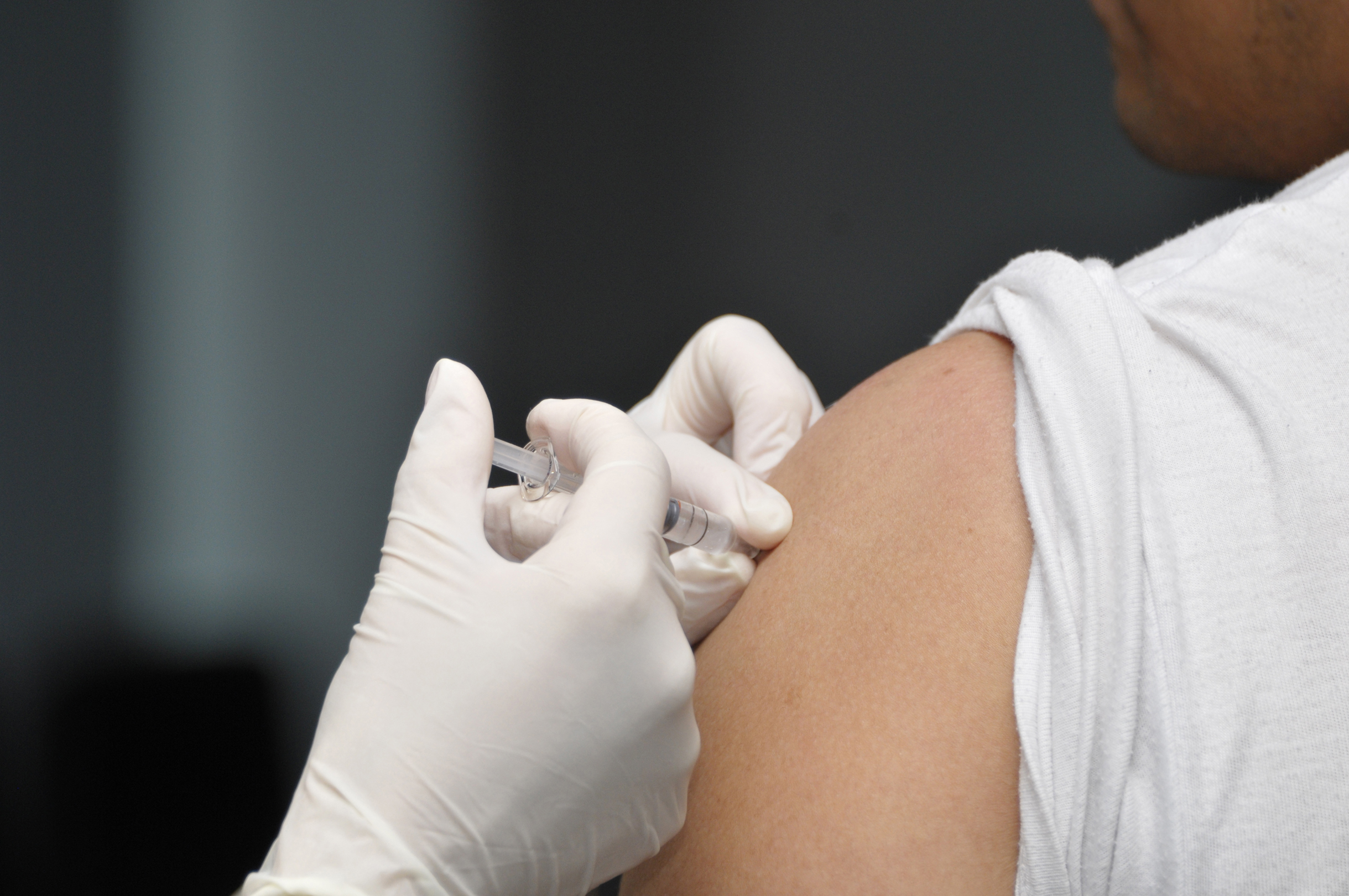 Person bliver vaccineret i skulderen