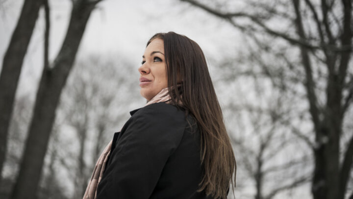 Patricia, der lever med gigt, står udendørs i park.