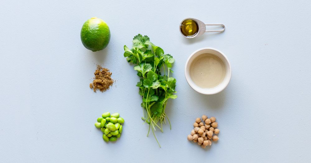 Ingredienserne til grøn hummus med edamamebønner