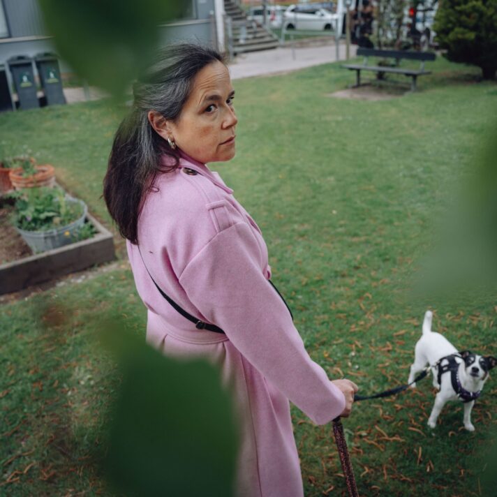 Helene Kreutzman går tur med sin hund i grønne omgivelser