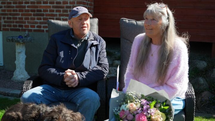 Iben og Claus sidder i havestole - Iben holder en stor blomsterbuket