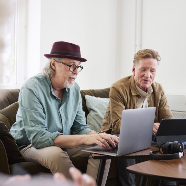To personer sidder i sofa og taler sammen