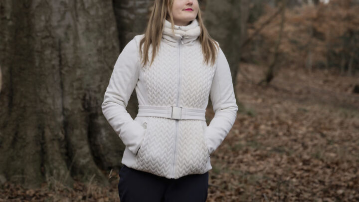 Chrystina, der lever med rygsøjlegigt, går tur i skoven.