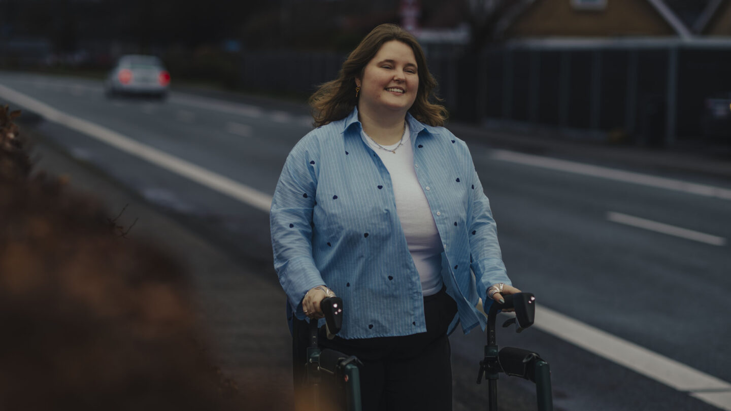 Ida Manly går tur langs en trafikeret vej.