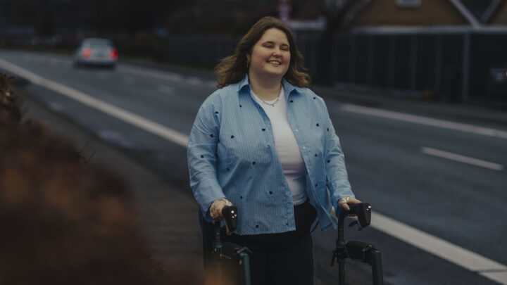 Ida Manly går tur langs en trafikeret vej.