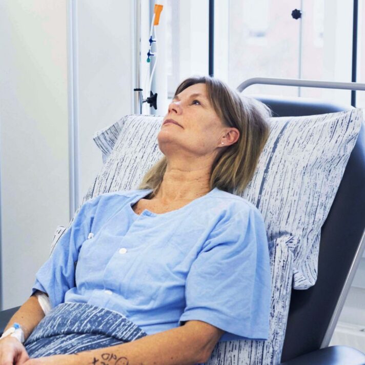 Patient Tina Malling ligger på briks og venter på sin operation.