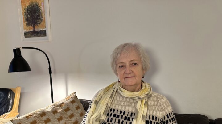 Hanne Rose sidder i en sofa