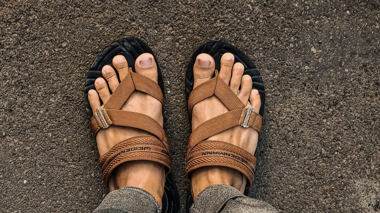 Fødder iført sandaler set oppefra