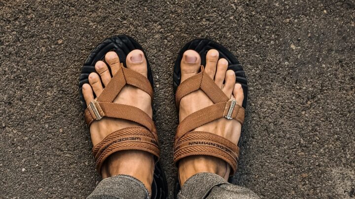 Fødder iført sandaler set oppefra