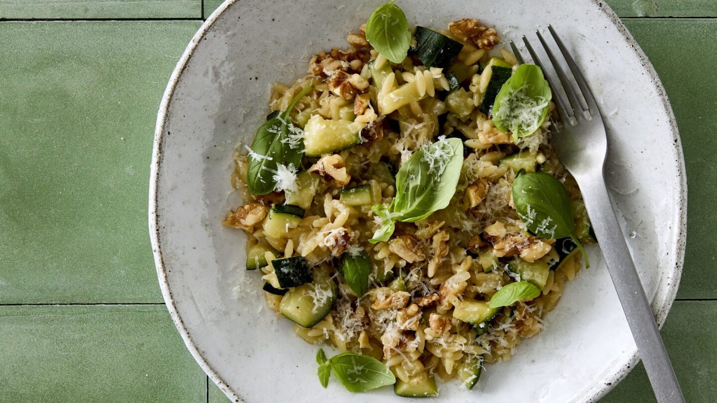 Pasta a la risotto med squash, valnødder og basilikum
