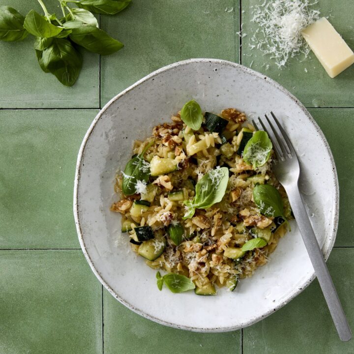 Pasta a la risotto med squash, valnødder og basilikum