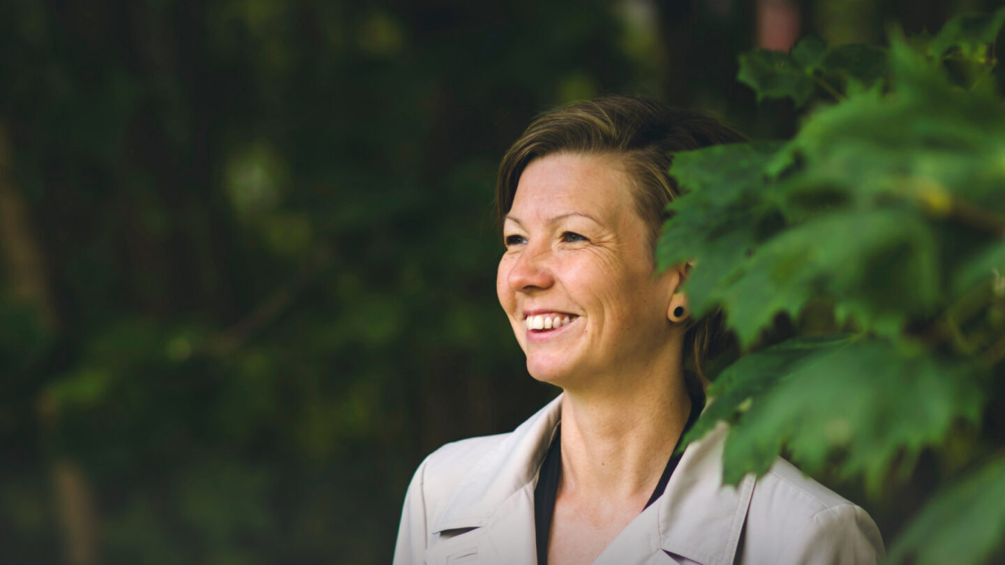 Lena står ude i naturen