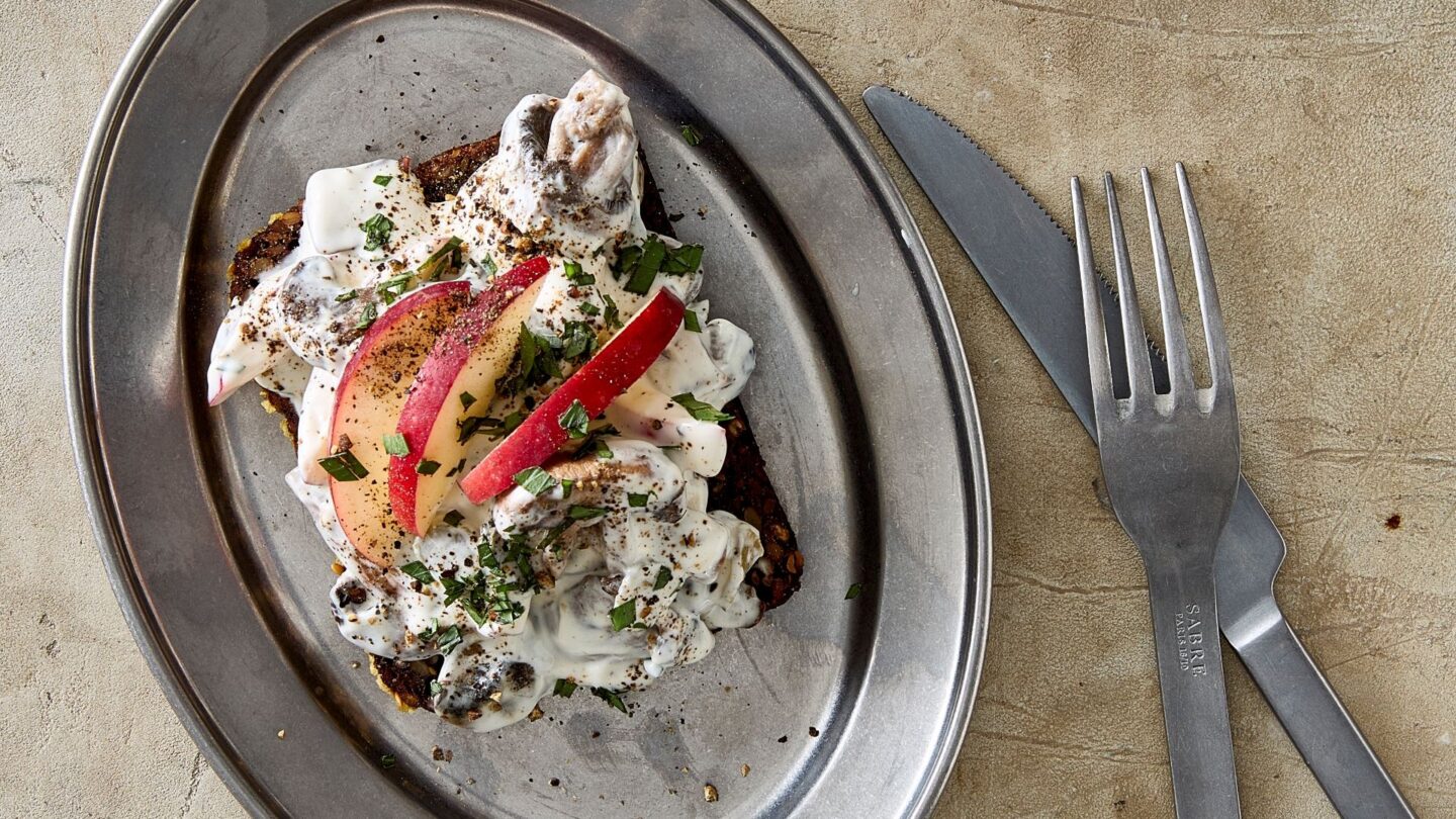 Smørrebrød med svampesalat, estragon og æble