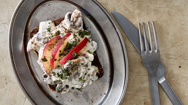 Smørrebrød med svampesalat, estragon og æble