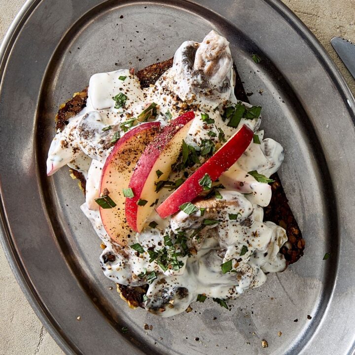 Smørrebrød med svampesalat, estragon og æble