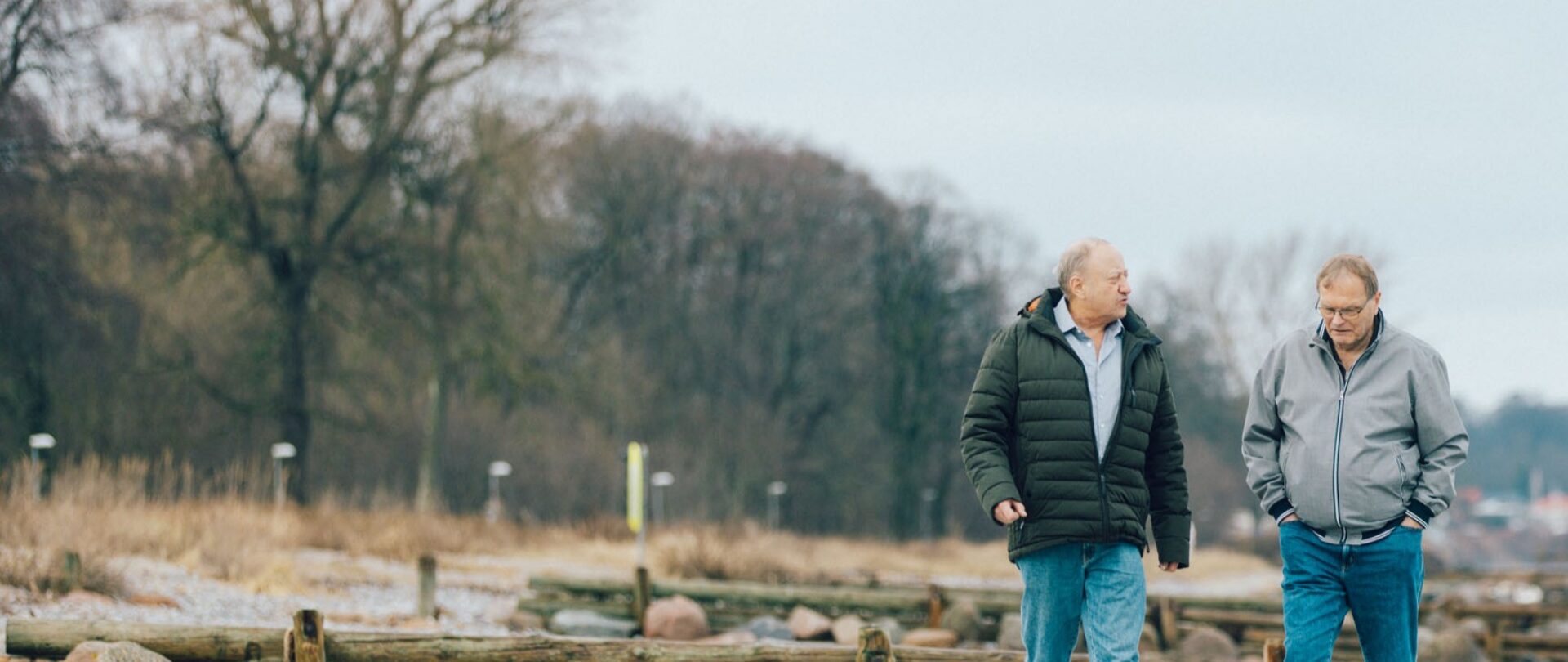 2 samtalemakkere går på en strand