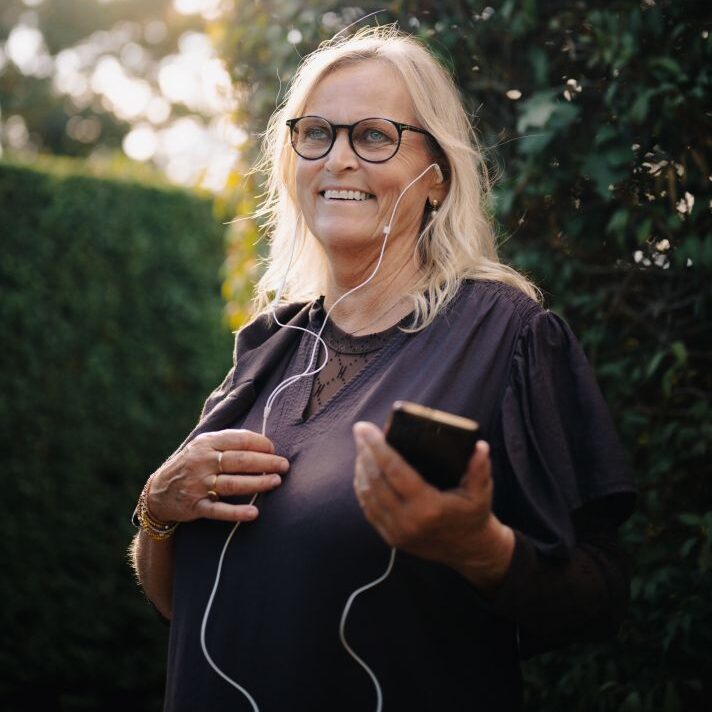 Marianne, som er samtalemakker, snakker i telefon