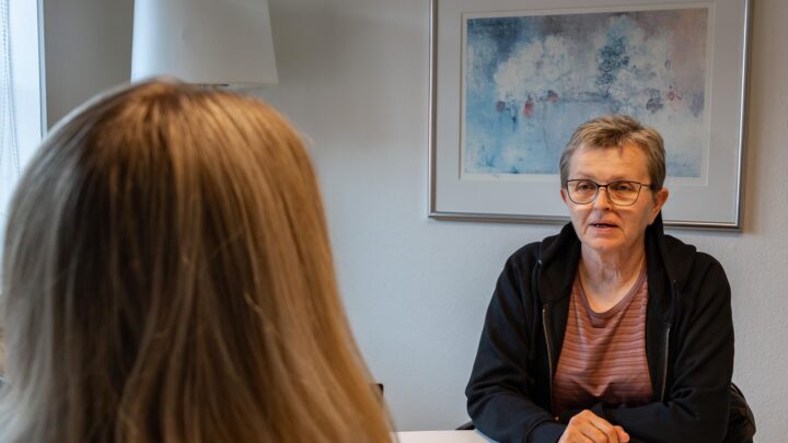 Samtale mellem patient og behandler, der sidder i uformelle omgivelser.