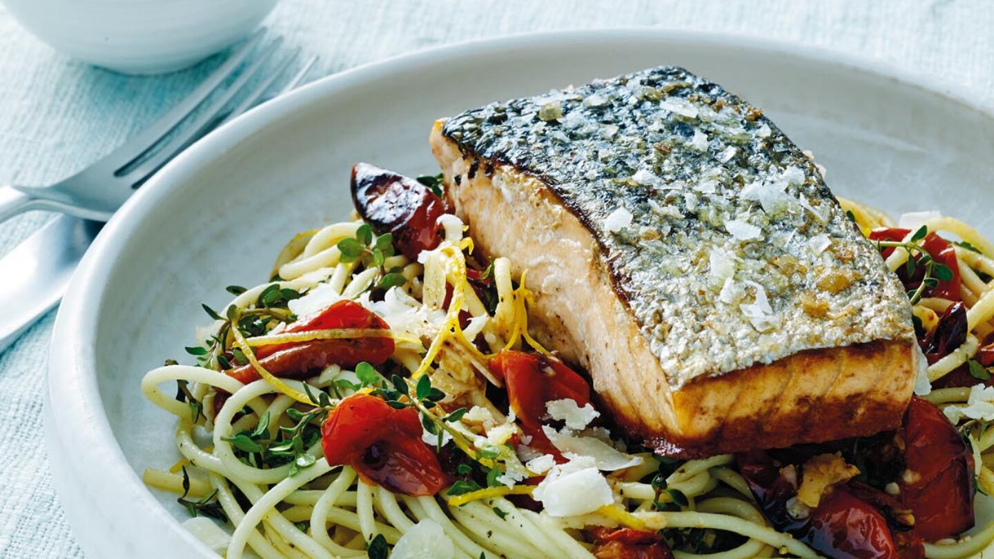 Stegt laks med pasta, bagte tomater og syltet citron