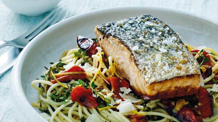 Stegt laks med pasta, bagte tomater og syltet citron