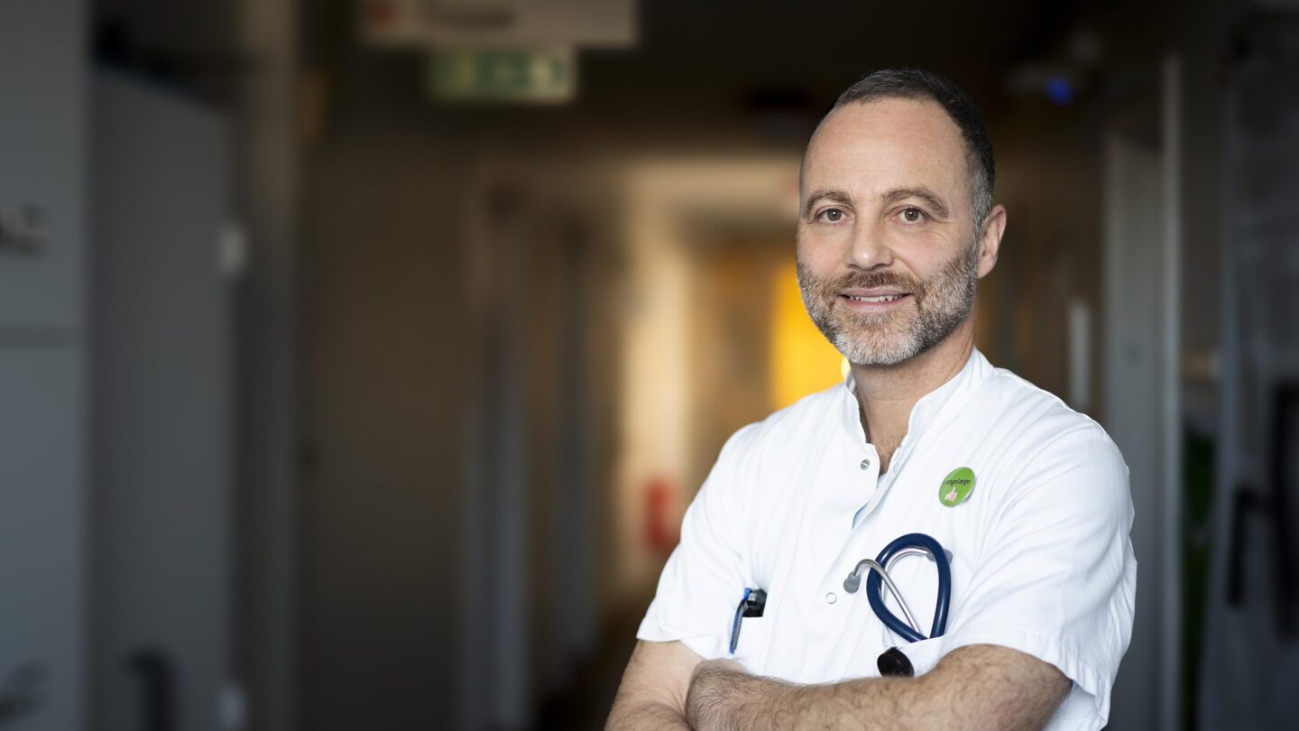 Gigtforsker står på gang på hospital.