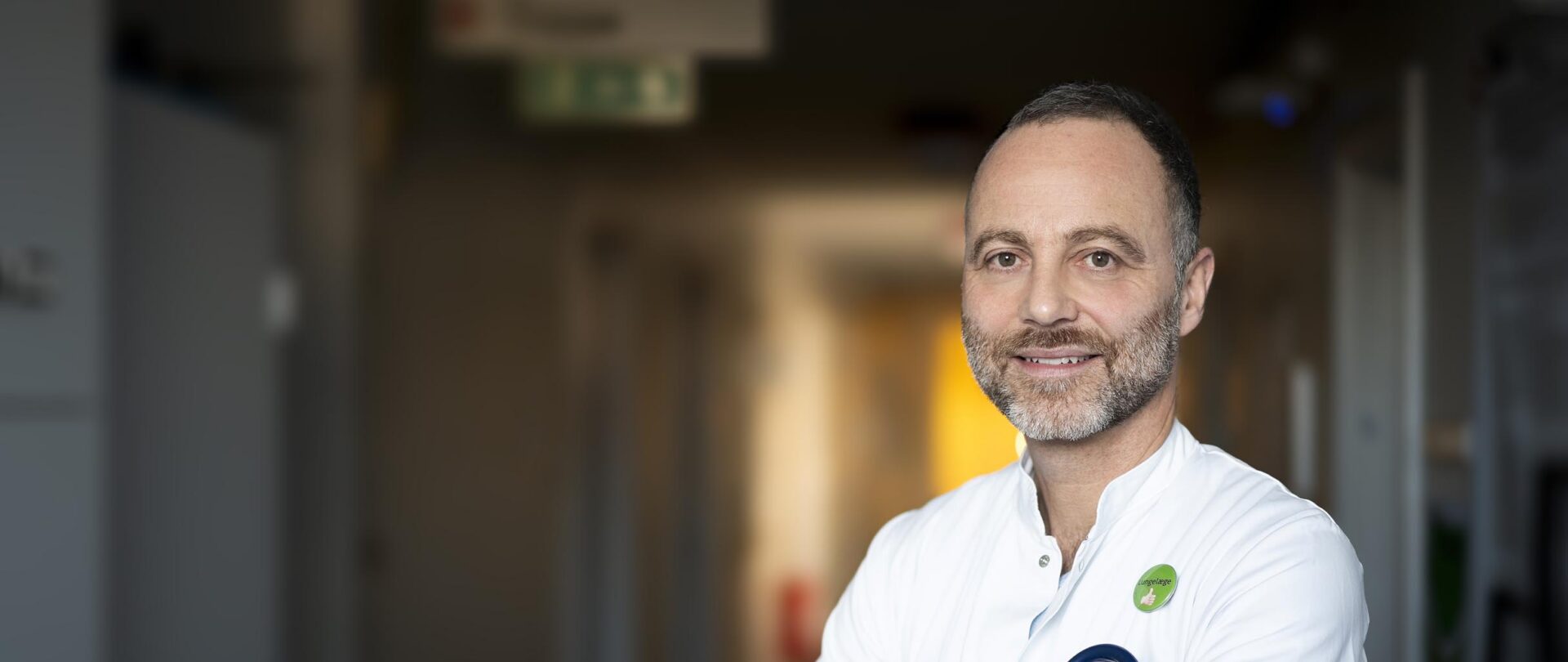 Gigtforsker står på gang på hospital.