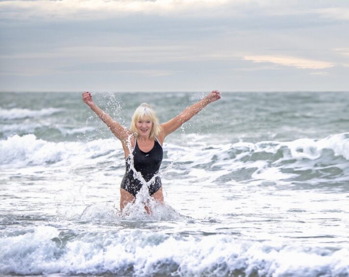 Person bader i havet