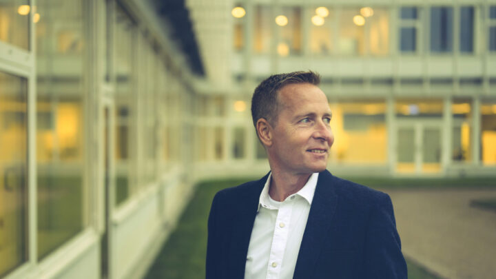 Smerteforsker Morten Høgh fotograferet foran en lys bygning.