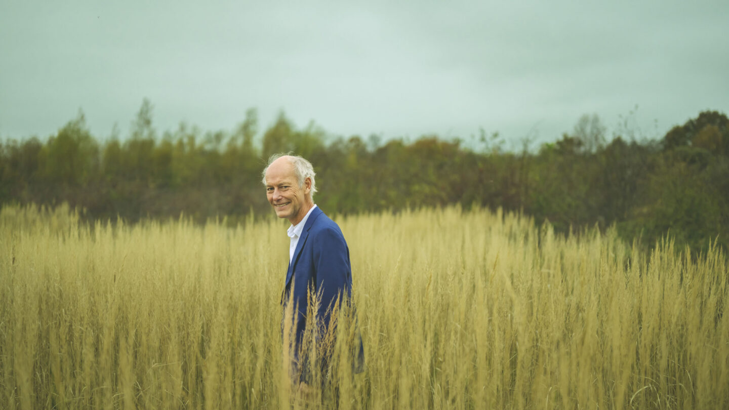 Smerteforsker Lars Arendt-Nielsen fotograferet i naturen.