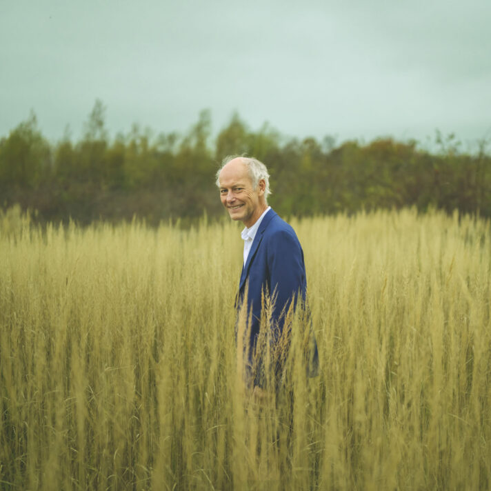 Smerteforsker Lars Arendt-Nielsen fotograferet i naturen.