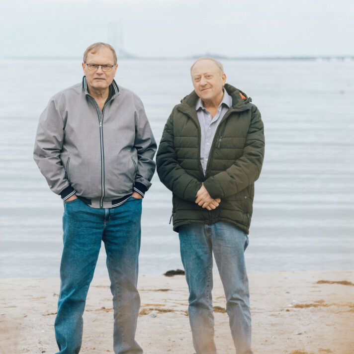 Claus Christiansen og Jørgen Lassen står sammen på stranden