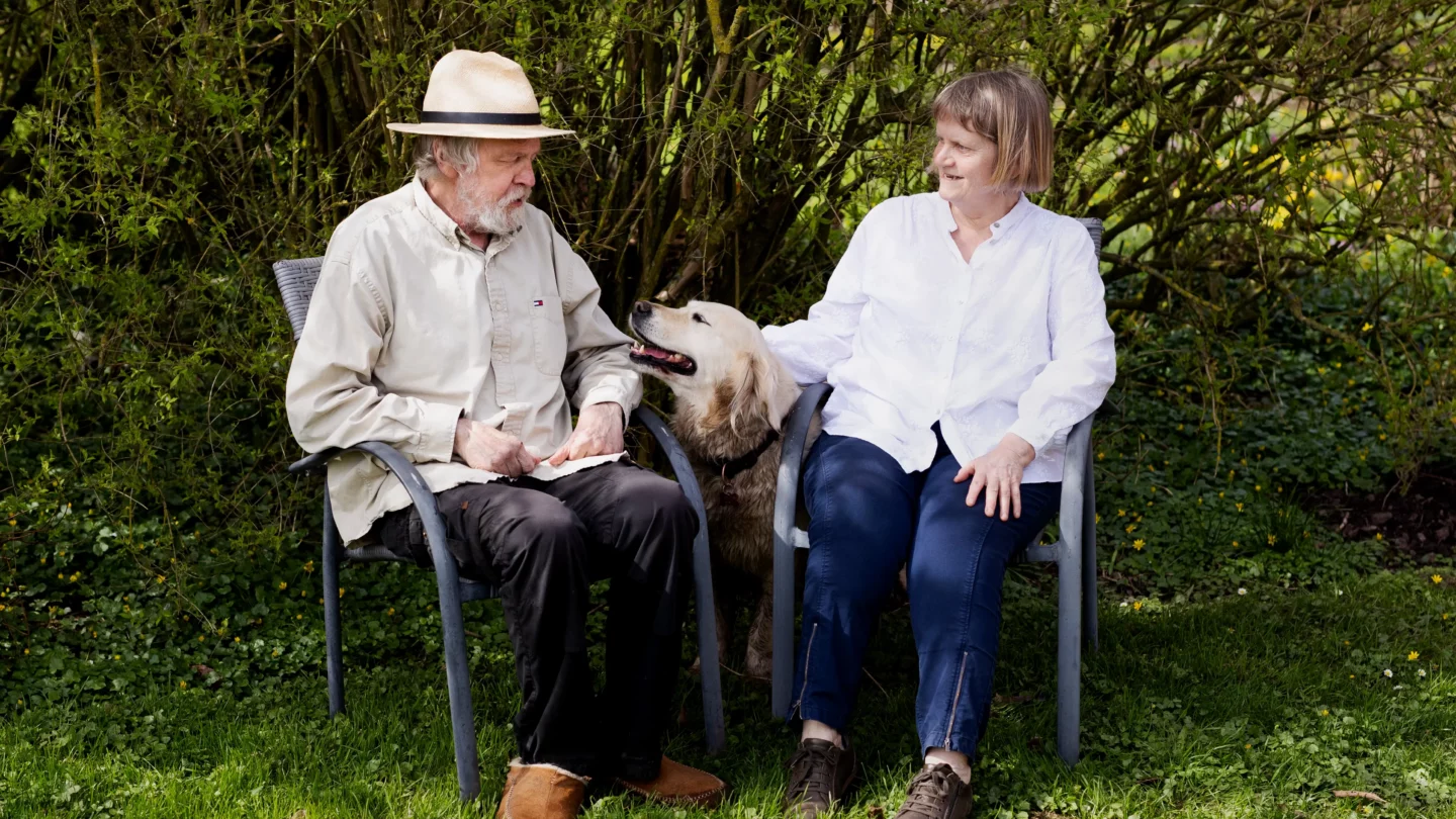 Lone og Egon sidder sammen i deres have